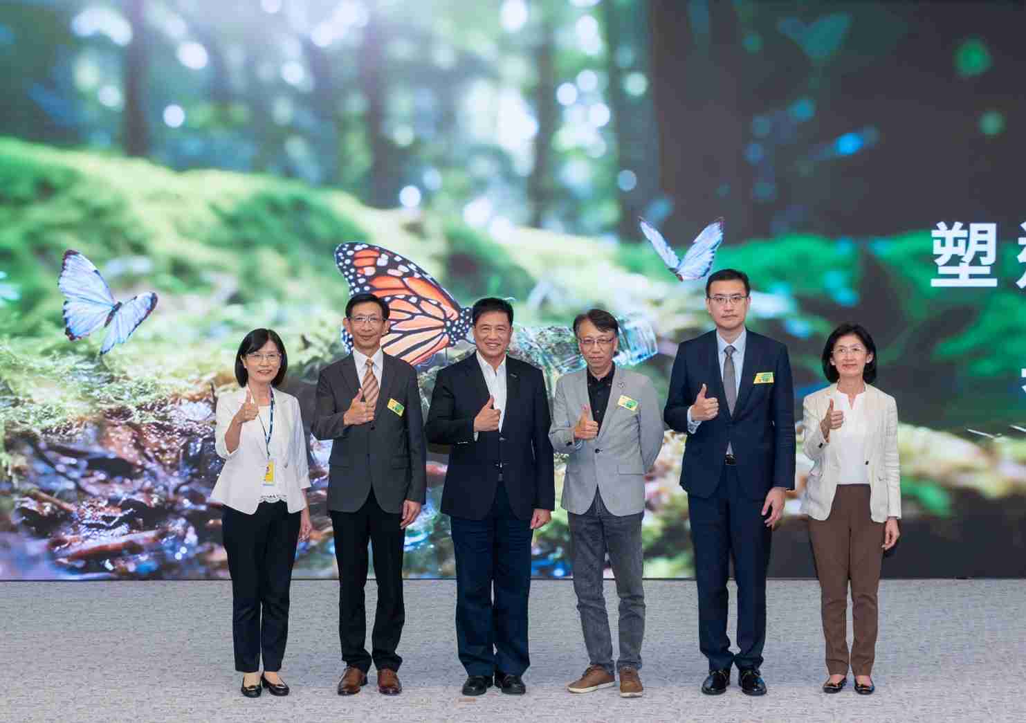 友達2023 CSR共榮大會，，，邀請領域專家分享交流生物多樣性管理趨勢、、無塑產品、、、、海廢永續塑料等議題  （圖左到右：友達光電永續長古秀華、、、、3M台灣技術長陳君杰、、、、友達光電董事長暨集團策略長彭双浪、、、、光寶科技企業永續發展處處長陳慶暉、、安永聯合會計師事務所執業會計師曾于哲、、、友達光電供應鏈總部副總經理吳宜芳）