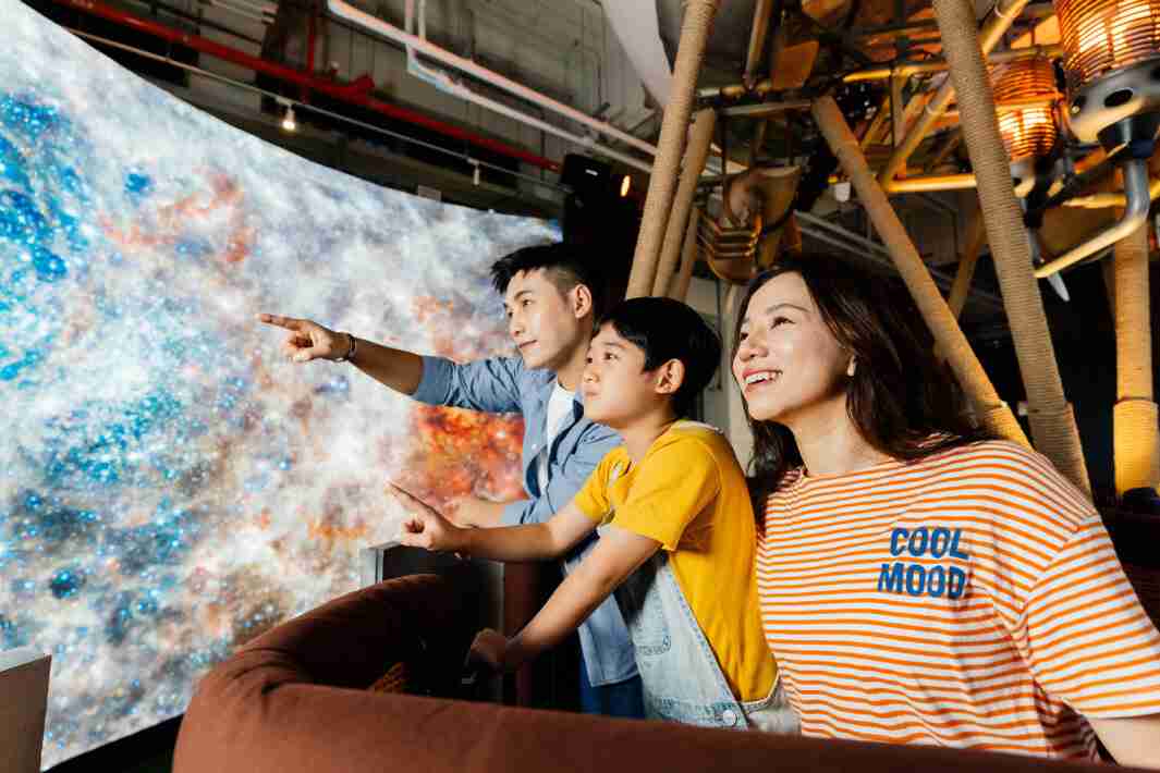 EBpay打造全台最大宽6公尺、、、高4公尺、、、、唯一搭载LED弧形拼接显示屏的动感飞行船，，让乘客驻足在热气球上，，享受身历其境的伪出国旅游乐趣