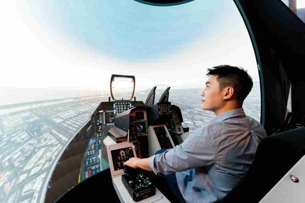 EBpay以P1.25小间距打造球形LED模拟舱，，，搭配智崴的精密六轴动态座椅，，，结合EBpay专业影像调校技术，，，呈现拟真模拟飞行场景