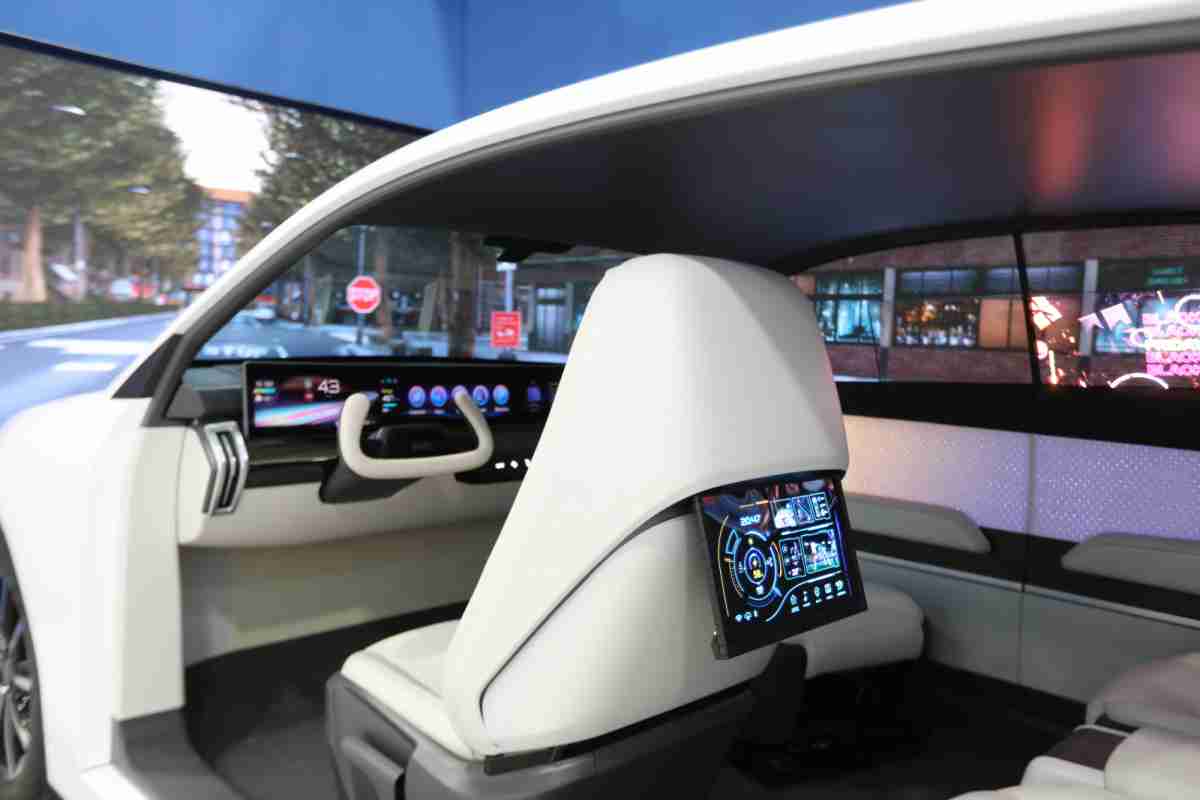 EBpay的「可卷式后座娱乐显示器」加强后座乘客的感官体验，，，并保有个性化设计，，，可依使用偏好进行动态调整。。。。