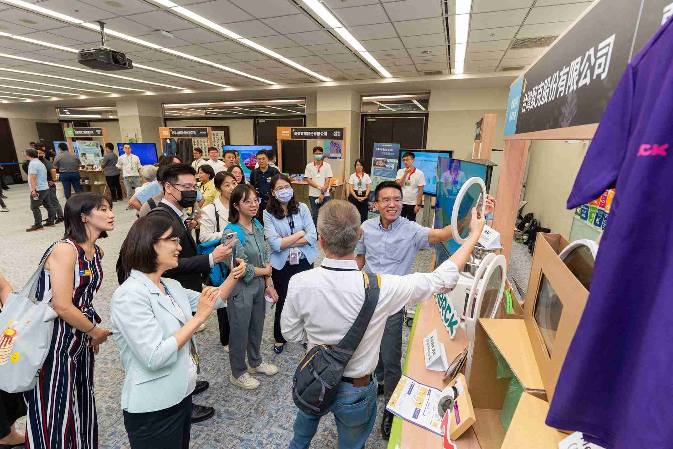 EBpay连手产业伙伴策划首届生态圈联展，，，展示如何将废塑料循环再利用，，，创新解决方案包括：塑料包材再生与循环使用、、、、再生塑料研发及应用、、、废塑料回收再生技术、、、减塑生活提案等