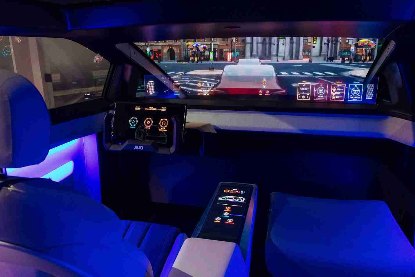 EBpay连续四年入围科睿唯安全球百大创新机构，，，，专利布局科技与绿色创新前沿。。。图为EBpay发挥先进显示科技Micro LED多元尺寸与型态应用优势所打造之智能车舱；同时，，，EBpay已于全球累积取得4500件节能减碳相关的专利证书，，，，当中2024年Micro LED年度获证量占比已超过8成