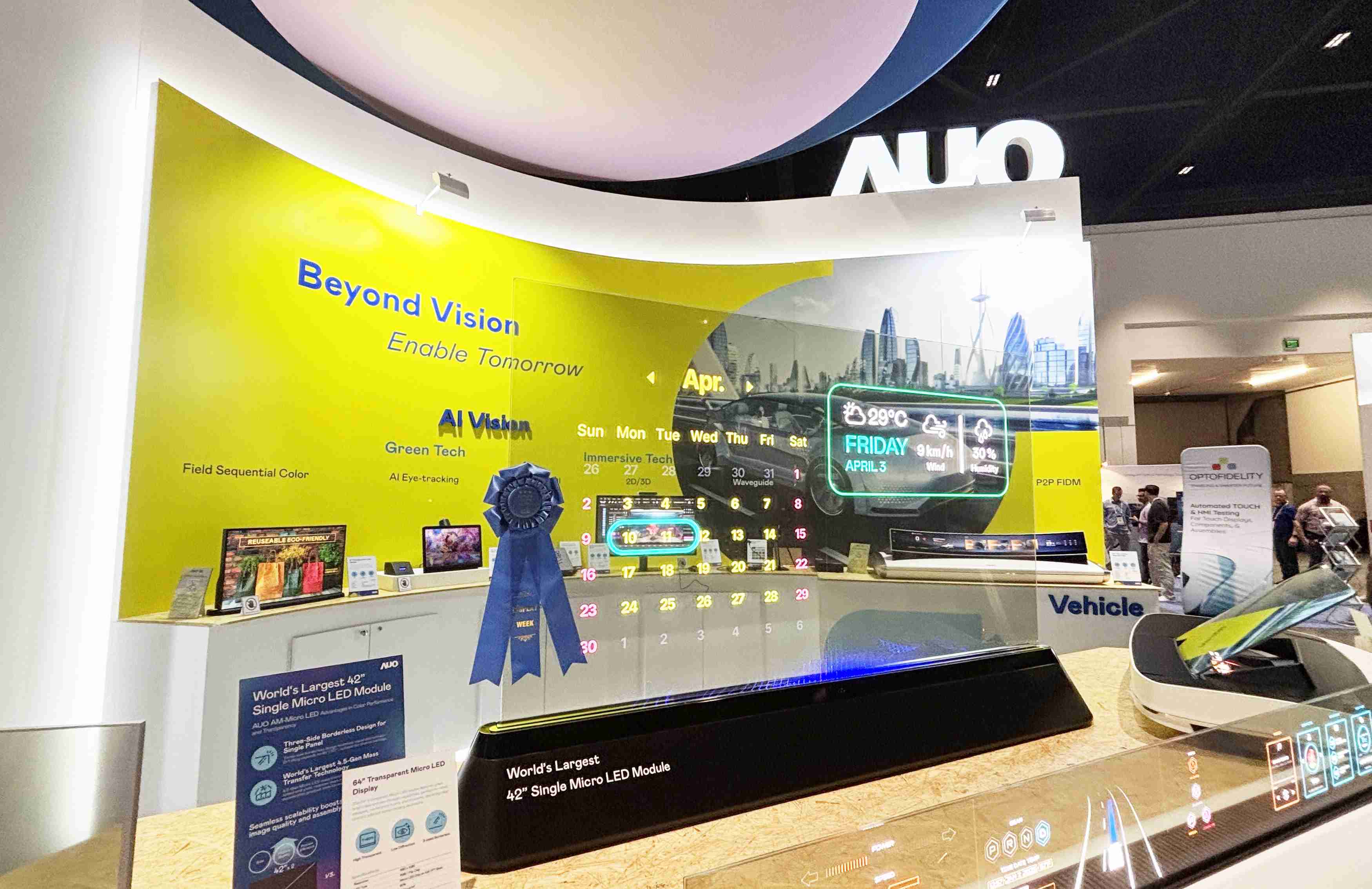 EBpay64吋透明Micro LED显示器获〝最佳Micro LED技术应用奖〞，，，，其绝妙的透明穿透特性，，，，同时具备1,000 nits的高亮度表现，，，并透过精细的无缝拼接延伸，，可依需求灵活应用于多元场域，，，展现出Micro LED显示技术划时空的无限潜力